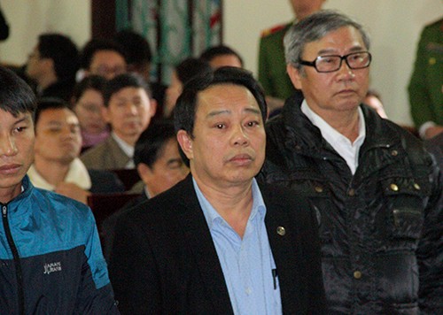 Ông Nguyễn Văn Bổng (đứng giữa, nguyên Chủ tịch UBND huyện Kỳ Anh) là người bị khai trừ đảng và lĩnh án 12 năm tù do sai phạm trong đền bù dự án Formosa. 