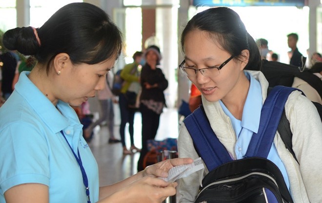 Nhân viên Ga Sài Gòn kiểm tra thẻ lên tàu của hành khách dịp Tết Đinh Dậu 2017.