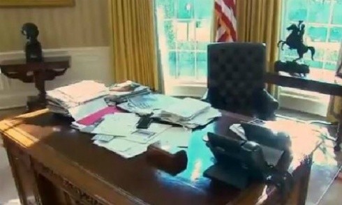Trump khoe bàn làm việc bề bộn giấy tờ trong Nhà Trắng