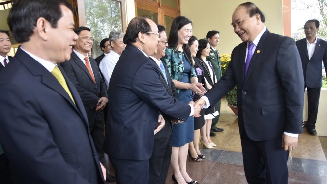 Thủ tướng chính phủ bắt tay thân mật với lãnh đạo tỉnh Quảng Ngãi trong năm mới Đinh Dậu