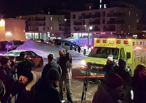 Xe cứu thương phía ngoài Trung tâm Văn hóa Hồi giáo Quebec City, Canada. 