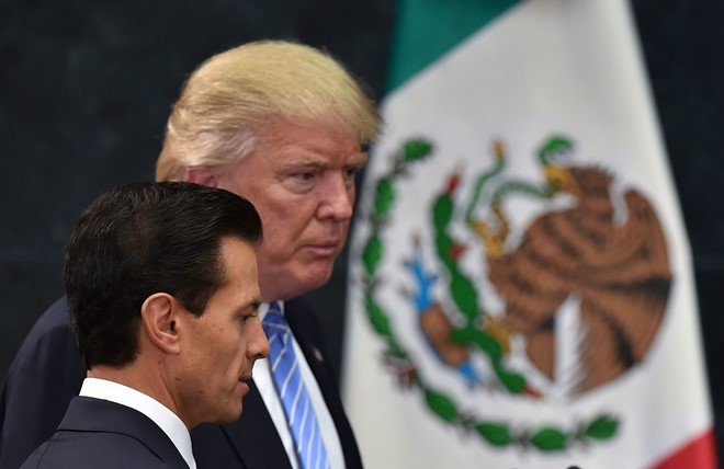 Tổng thống Mỹ Donald Trump (sau) và Tổng thống Mexico Enrique Pena Nieto.