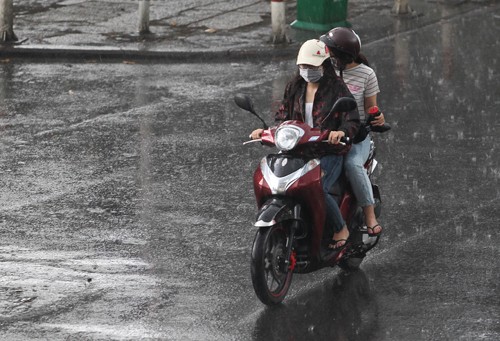 Người Sài Gòn không mang áo mưa do đang là mùa khô.