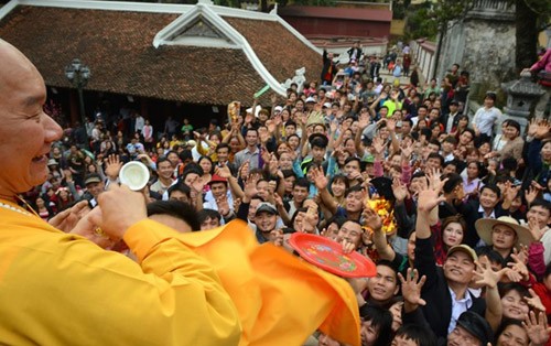 Sư thầy Thích Đạo Trụ tự ý tung lộc trong lễ khai hội chùa Hương 2017. 