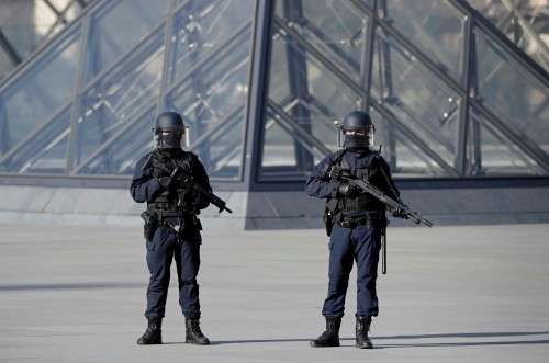 Lực lượng an ninh tại bảo tàng Louvre, Paris sau vụ tấn công.