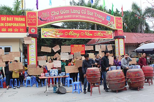 Nhiều tiểu thương tập trung trước cổng Chợ làng gốm cổ Bát Tràng để phản đối việc đóng cổng chợ.