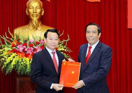 Phó trưởng ban Thường trực Ban Tổ chức Trung ương Nguyễn Thanh Bình (bên phải) trao quyết định cho ông Đỗ Đức Duy.