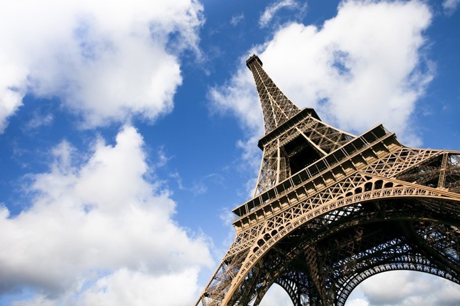 Chính quyền thành phố Paris sẽ cho lắp kính chống đạn quanh tháp Eiffel. Ảnh: Getty.