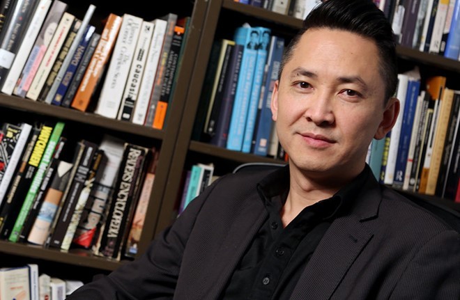 Nhà văn Nguyễn Thanh Việt, người Mỹ gốc Việt từng giành giải thưởng Pulitzer năm 2016. Ảnh: Matt Meindl. 