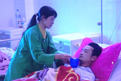  Anh Nguyễn Hải Sơn đang điều trị tại bệnh viện. Ảnh: Xuân Hoa.