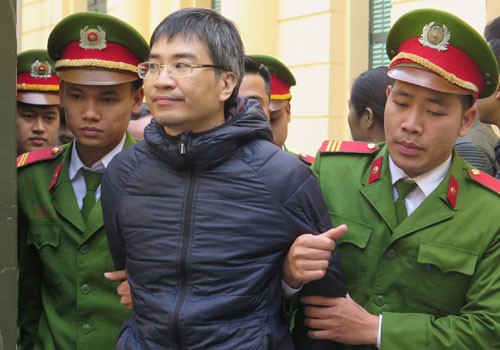  Giang Kim Đạt bị dẫn giải vào phòng xử.