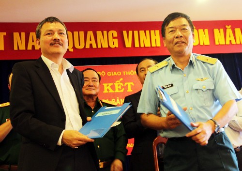 Cục trưởng Hàng không Việt Nam Lại Xuân Thanh (trái), Bộ GTVT ký biên bản cùng đại diện phía Bộ Quốc phòng. 