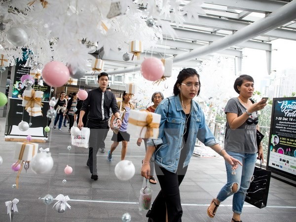 Người dân mua sắm tại một trung tâm thương mại ở thủ đô Bangkok. (Nguồn: EPA/TTXVN)