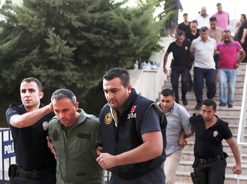 Cảnh sát áp giải binh sĩ nghi liên quan đến đảo chính ở thành phố Mugla, Thổ Nhĩ Kỳ. 