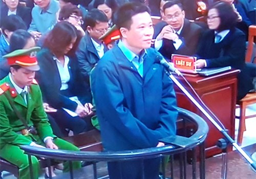 Cựu chủ tịch OceanBank Hà Văn Thắm trước tòa trả lời thẩm vấn.