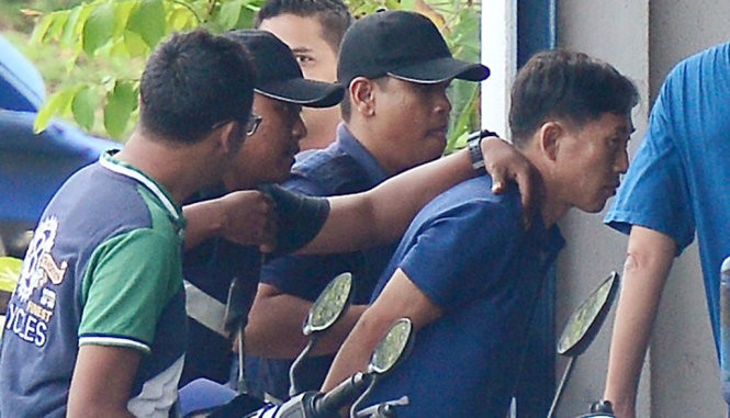 Ri Jong Chol (phải) bị cảnh sát Malaysia bắt ngày 17-2