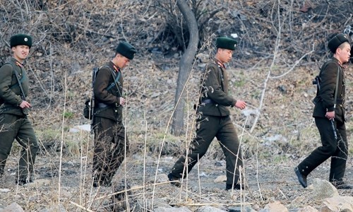  Binh sĩ Triều Tiên tuần tra biên giới. Ảnh: AFP
