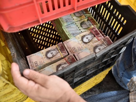 Với tốc độ lạm phát kinh hoàng, tháng 12/2016, chính phủ Venezuela đã quyết định thu hồi tờ 100 bolivar – tờ tiền có mệnh giá lớn nhất tại nước này và phát hành 6 tờ tiền có mệnh giá lớn hơn, từ 500 đến 20.000 bolivar. Ảnh: Getty Images