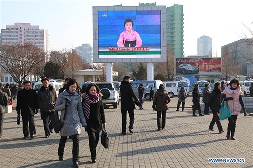 Người dân Bình Nhưỡng tụ tập gần một màn hình lớn ở ga tàu để nghe thông tin về vụ thử bom hạt nhân hồi tháng 1/2016. Ảnh: Xinhua