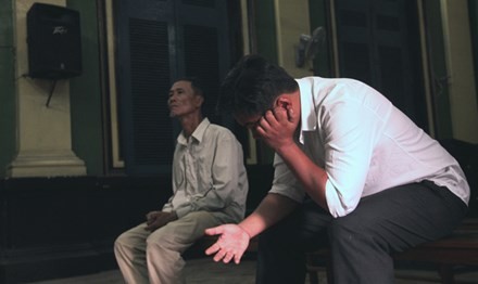 Nguyên trinh sát CA quận Tân Bình Trần Hữu Trọng (phải sang) tại tòa. Ảnh: Tân Châu.