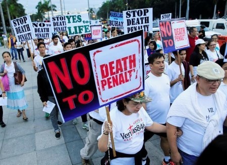 Dân Philippines biểu tình chống áp dụng án tử hình. Ảnh: Reuters.