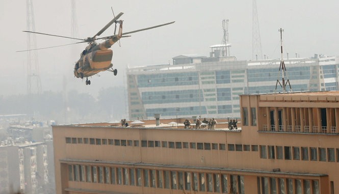 Lực lượng đặc nhiệm Afghanistan dùng trực thăng để xuống tầng thượng bệnh viện.