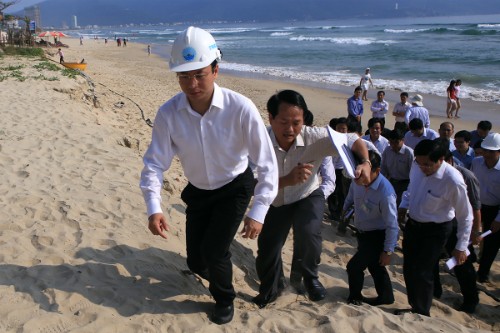Bí thư Thành ủy Đà Nẵng khá vất vả mới có thể di chuyển từ bãi biển lên phía trên, do bờ biển bị sạt lở. 