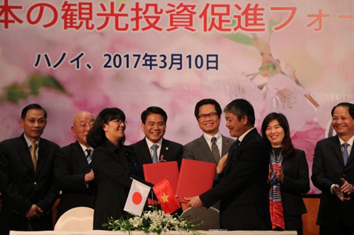 Chủ tịch UBND TP Hà Nội Nguyễn Đức Chung cùng các đại biểu chứng kiến lễ ký kết hợp tác giữa các đơn vị của thành phố với doanh nghiệp Nhật Bản sáng 10/3. 