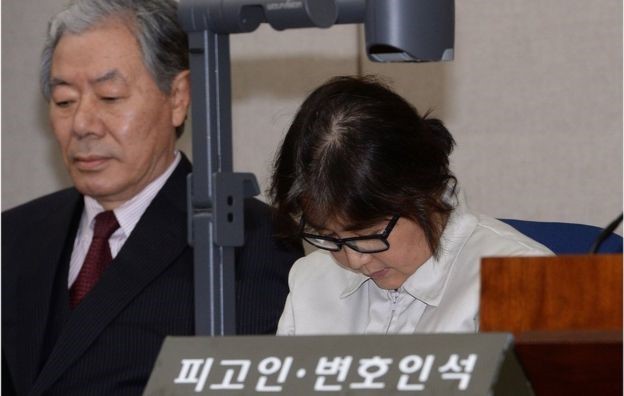 Bà Choi Soon Sil cúi đầu trong một phiên điều trần trước tòa. Ảnh: Getty. 