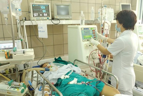 Bác sĩ tại Trung tâm chống độc Bệnh viện Bạch Mai đang cứu chữa cho một sinh viên bị ngộ độc rượu.