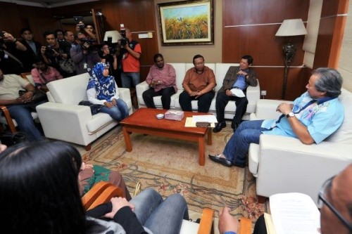 Ngoại trưởng Anifah (phải) hôm nay gặp người thân những người Malaysia bị kẹt tại Triều Tiên. Ảnh: Star