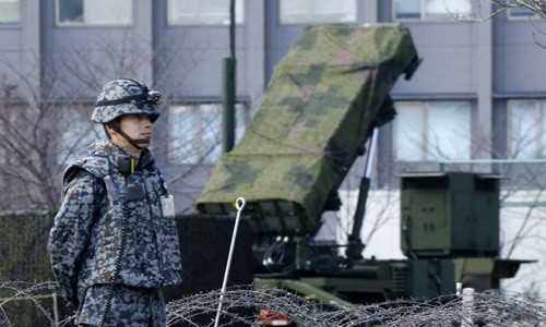  Binh sĩ Nhật đứng cạnh khẩu đội tên lửa PAC-3 Patriot tại Bộ Quốc phòng ở Tokyo. Ảnh: AP