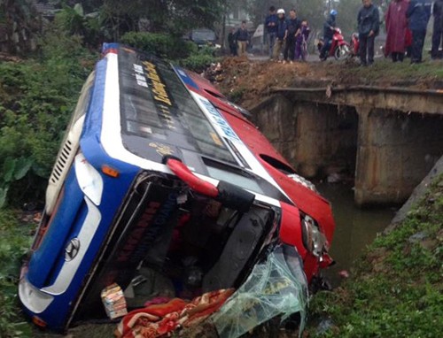 Chiếc xe bị lật dưới mương nước, hơn 20 hành khách thoát nạn. Ảnh: Nguyễn Toàn
