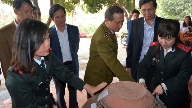 Đoàn kiểm tra liên ngành của Hà Nội niêm phong chum rượu không có nguồn gốc trong đợt kiểm tra đầu tháng 3/2017.