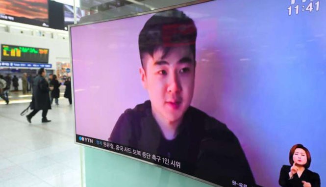 Người dân Hàn Quốc theo dõi chương trình truyền hình phát đoạn video được cho là của Kim Han Sol, con trai Kim Jong Nam tại một nhà ga ở Seoul.