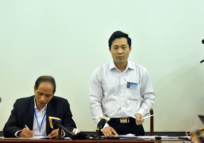 Ông Trịnh Hữu Hùng, Chánh văn phòng UBND tỉnh Bắc Ninh trả lời câu hỏi của phóng viên về việc lãnh đạo tỉnh bị nhắn tin đe dọa. Ảnh: T.Q 