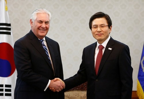 Ngoại trưởng Mỹ Rex Tillerson bắt tay quyền Tổng thống Hàn Quốc Hwang Kyo-ahn trước khi bắt đầu thảo luận ngày 17/3 tại Seoul. Ảnh: Reuters.