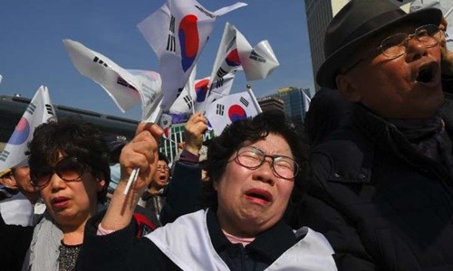 Những người tham gia cuộc biểu tình ủng hộ bà Park hôm 11/3. Ảnh: AFP
