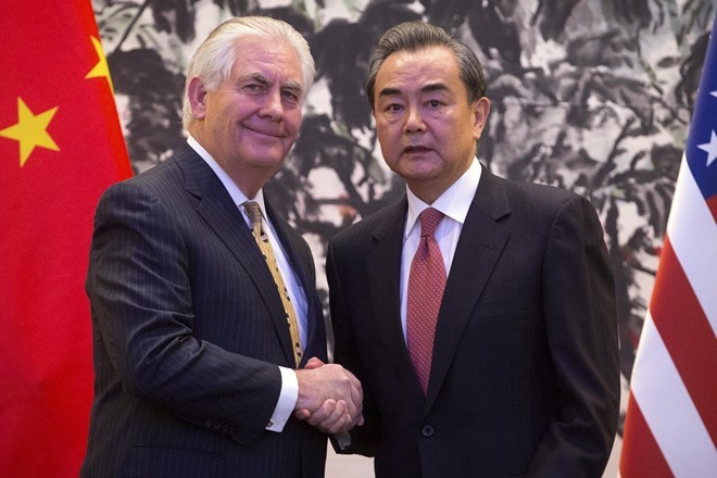 Ngoại trưởng Mỹ Rex Tillerson và người đồng cấp Trung Quốc Vương Nghị. Ảnh: Reuters.