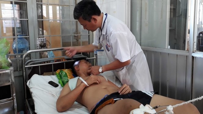 Chiến sĩ Nguyễn Trọng Quân đang được điều trị tại bệnh viện.