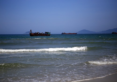 Các tàu được thuê hút cát ở cửa biển Cửa Đại bơm vào nơi đang sạt lở.