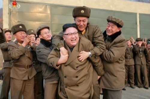 Kim Jong-un cõng cấp dưới sau cuộc thử nghiệm động cơ tên lửa. Ảnh: KC