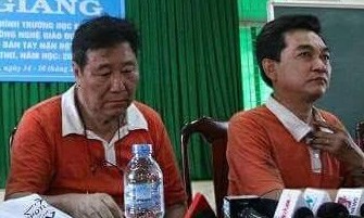 ông Chen Lai Skuang (bìa trái) với nét mặt buồn tại cuộc họp báo vào chiều 23/3.
