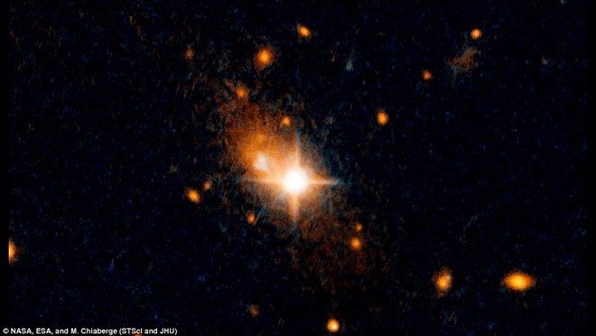 Hình ảnh của Hubble cho thấy một chuẩn tinh nằm trong thiên hà 3C186 cách Trái Đất 8 tỷ năm ánh sáng và nằm xa lõi thiên hà chủ. Ảnh: NASA.