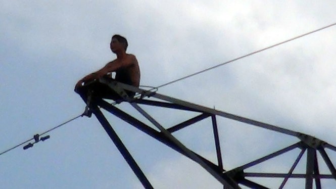 Nam thanh niên ngồi vắt vẻo trên cột điện cao 46m.