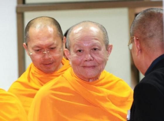 Nhà sư Dattajivo của ngôi chùa tai tiếng Dhammakaya cùng 9 nghi can đã đến trình diện cảnh sát trong lần triệu tập thứ hai.