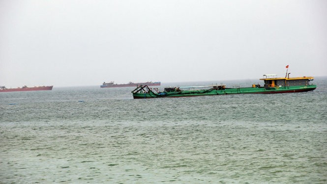 Một tàu khai thác nạo vét trên cửa sông Cửa Đại, TP Hội An (Quảng Nam).