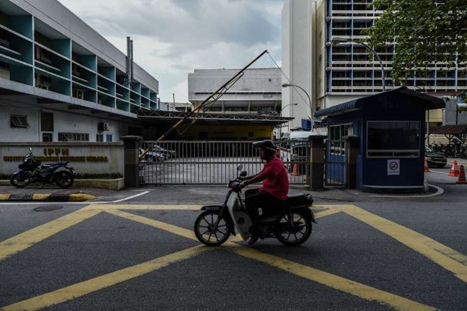 Bên ngoài nhà xác bệnh viện Kuala Lumpur, nơi thi thể nạn nhân nghi án Kim Jong Nam được lưu giữ.