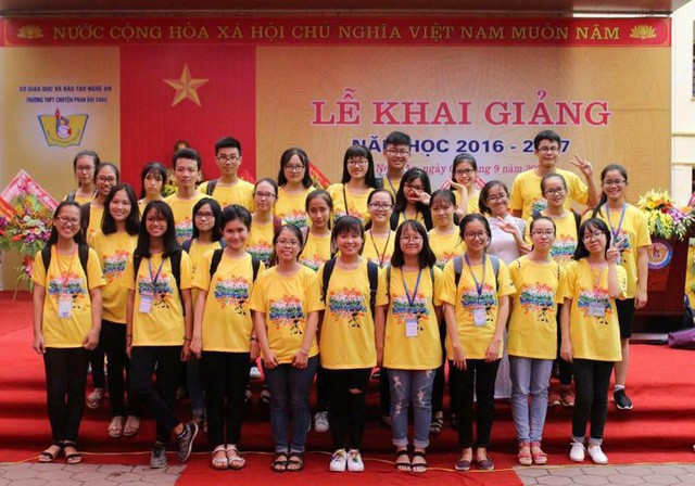Lớp 11C5, Trường THPT chuyên Phan Bội Châu (Nghệ An) có 31 học sinh thì cả 31 em đều đạt giải cao tại kỳ thi chọn HSG tỉnh năm học 2016-2017 (Phương Anh đứng giữa, hàng đầu tiên).
