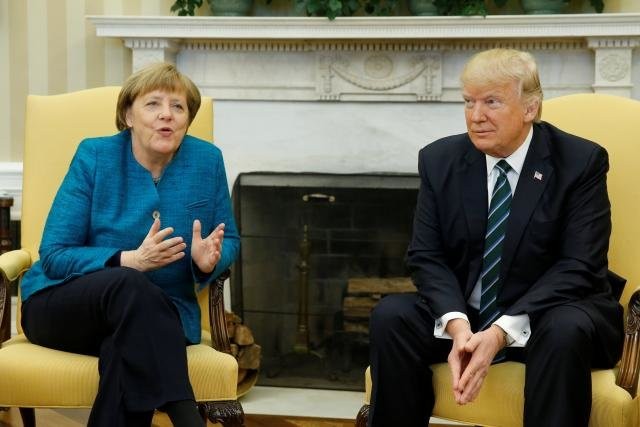 Tổng thống Donald Trump (phải) tiếp Thủ tướng Đức Angela Merkel tại phòng Bầu dục ở Nhà Trắng ngày 17/3.